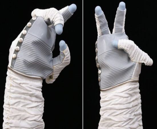 11. Bàn tay robot Omni-Hand I Giá : 18, 750 USD ( khoảng 390 triệu đồng) Moni-Hand I này là bàn tay phải tự động đầu tiên của robot. Nó được Mark Rosheim tạo ra vào đầu những năm 90 với sự tài trợ bởi hai hợp đồng NAS8-37638 và NAS8-38417 của NASA.