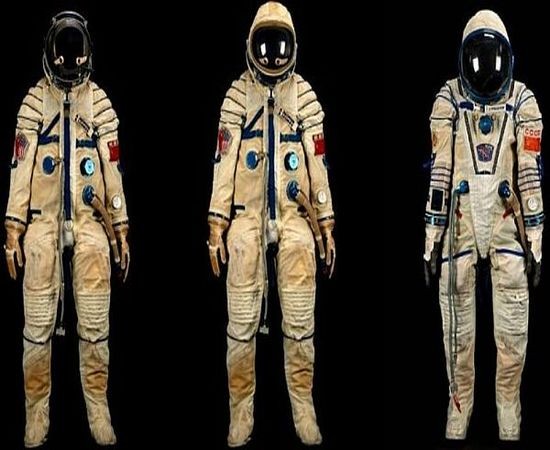 12. Bộ đồ du hành vũ trụ của Alexei Leonov Đạt mức kỷ lục trong cuộc bán đấu giá này là bộ đồ du hành vũ trụ của Alexei Leonov có giá “khủng” là 242 nghìn USD ( hơn 5 tỷ đồng ) , vượt qua con số ước tính là 100 nghìn USD ( hơn 2 tỷ đồng ) . Bộ đồ này đã được chỉ huy Alexei Leonov con tàu Soyuz 19 mặc trong suốt chuyến đi Apollo Soyuz Test Project năm 1975, thời điểm lần đầu tiên tàu không gian Mỹ và Liên Xô gặp nhau trên mặt trăng.