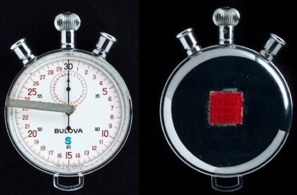 2. Đồng hồ bấm giờ của Scott Giá dự kiến : 120 - 180 nghìn USD Chiếc đồng hồ bấm giờ Bulova này đã được sử dụng trên chuyến Apollo 15 Lunar Module Falcon với màn hình rộng 2 inch.