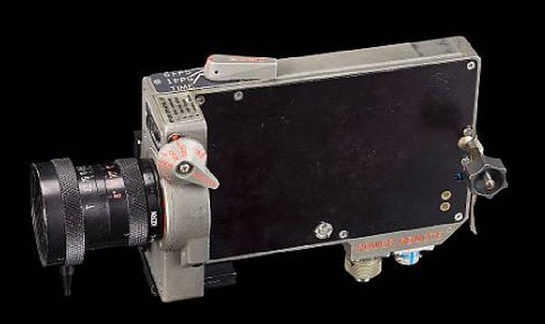 4. Máy quay bề mặt Mặt trăng Giá dự kiến: 60 - 80 nghìn USD (1,3 - 1,7 tỷ đồng) Giá bán: 80 nghìn USD (1,7 tỷ đồng) Chiếc máy quay này là một trong hai máy quay được tàu Apollo 14 sử dụng thu thập các hình ảnh về Mặt trăng trong lần thám hiểm vệ tinh Trái đất.