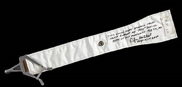 6. Dây đai giữ cơ thể Giá dự kiến: 40 - 60 nghìn USD (800 triệu - 1,3 tỷ đồng) Giá bán: 85 nghìn USD (1,8 tỷ đồng) Những chiếc dây đai trên được các phi hành gia tàu Apollo 14 dùng để treo các đồ đạc, thiết bị thăm dò không gian