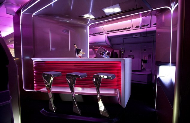 Hãng Virgin Atlantic tiết lộ nội thất bên trong khoang hạng sang mới với giường ngủ và quầy bar sang trọng trên bầu trời.