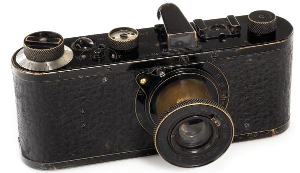 1. Máy ảnh 1923 Leica 0- Series Giá bán: 1,9 triệu USD Chiếc máy ảnh 84 tuổi này được bán với giá 1,9 triệu USD tại phiên đấu giá ở Westilicht Photographica Auctions. Giá khởi điểm tại phiên đấu giá cho chiếc máy ảnh 1923 Leica O-series là khoảng 285 nghìn USD và giá dự kiến đạt được sẽ vào khoảng 500 nghìn đến 650 nghìn USD. Tuy nhiên, một nhà sưu tập giấu tên người châu Á đã có được chiếc máy ảnh này chỉ sau khoảng 20 phút với cái giá thật khó tưởng tượng và nó đã trở thành chiếc máy ảnh nhỏ có giá đắt nhất trên thế giới, gấp 100 lần giá của những mẫu máy ảnh hiện đại. Đây là thế hệ thứ 7 trong dòng Leica O-series. Chỉ có 25 máy được sản xuất nhằm để kiểm tra thị trường vào năm 1923, 2 năm trước khi Leica đưa vào sản xuất thương mại dòng máy ảnh Leica A. Đây là mẫu máy ảnh duy nhất có dòng chữ “Germany” ở mặt trên của máy. Các dấu hiệu xuất xưởng cho thấy máy sẽ gửi sang New York để được đăng ký bản quyền. Điều này có nghĩa đây không chỉ là một mẫu máy rất hiếm mà nó còn là chiếc máy ảnh Leica đầu tiên được mang ra nước ngoài. Rõ ràng đây là cơ hội hiếm có để các nhà sưu tập mua được một chiếc máy ảnh Leica rất có giá trị.