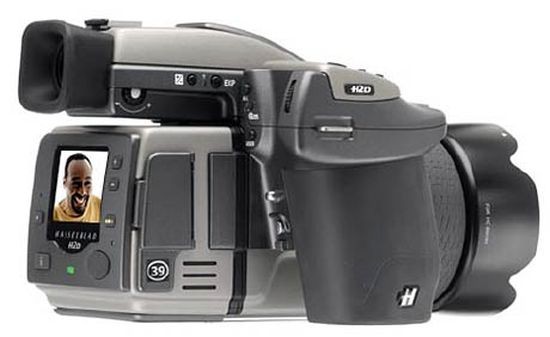 10. Hasselblad H2d-39 Giá bán : 40 nghìn USD Dường như đây là loại máy ảnh ước mơ cho những ai đam mê nhiếp ảnh. Một công cụ giúp bạn chụp được những moment hiếm khi gặp được lần thứ hai trong đời. Với chip cảm quang lên đến 39 Mega Pixel tương đương gấp hai lần sensor 35mm, H2D-39 là một “photography instrument” – công cụ nhiếp ảnh có khả năng chụp hình ảnh cực nét có thể hiện nay. Ngoài tính năng vượt bậc về digital sensor, H2D-39 được tích hợp ống kính đặc biệt do Hasselblad sản xuất và kiểm định bằng hệ thống có một không hai Hasselblad’s digital APO Correction. Công nghệ ứng dụng này giúp ống kính có thể tự động điều chỉnh chỉ số để bảo đảm cho ra một hình ảnh tốt nhất. Với H2D-39, những nhà nhiếp ảnh chuyên nghiệp không phải lo ngại về chất lượng hình ảnh trong lĩnh vực quảng cáo, in ấn cũng như nhiếp ảnh nghệ thuật cũng như kinh nghiệm chơi ảnh.