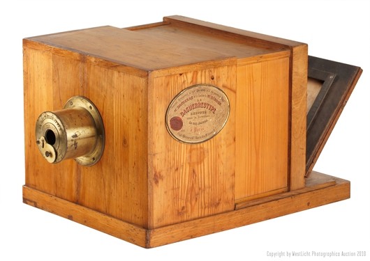 2. Máy ảnh cổ Giroux Daguerreotype Giá bán: 657 – 920 nghìn USD Một trong những chiếc máy ảnh thương mại đầu tiên trên thế giới, với tên gọi "Giroux Daguerreotype", thiết kế và sản xuất tại Paris vào năm 1839, đã được bán tại Vienna với giá 732 nghìn euro. Đây là một trong những chiếc máy ảnh Daguerreotype duy nhất còn tồn tại và vẫn còn giữ được tình trạng ban đầu, bao gồm cả ống kính, các vị trí có chữ ký của Daguerre, lớp nhung màu đen bên trong, và các hình kính mờ. Ngoài ra còn có một sổ tay hướng dẫn gồm 24 trang. Máy ảnh này được sản xuất dưới dạng hộp trượt bằng gỗ và rất hiếm hoi trong số những máy ảnh vẫn còn tồn tại trên thế giới, đa số thuộc về sở hữu của bảo tàng công cộng. Trước khi được đem ra đấu giá, chiếc máy ảnh thuộc về một người Mỹ. Anh này được thừa hưởng chiếc camera này từ cha của anh, người vốn là một giáo sư về kỹ thuật ảnh ở trường Đại học Munich.