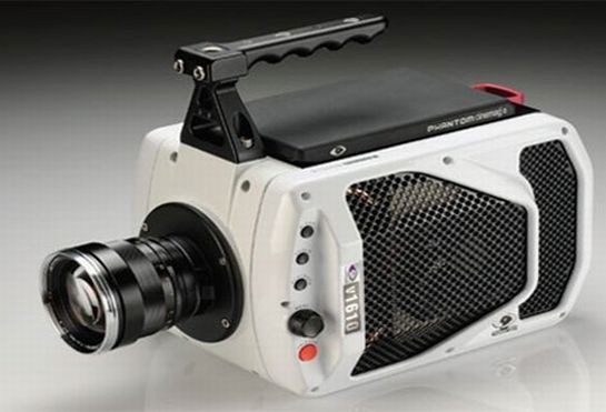 5. Phantom v1610 Giá bán : 100 nghìn USD Máy có khả năng quay video full HD 1920 x 1080 ở tốc độ 2.800 fps,và đặc biệt có thể quay 1.000.000 fps ở độ phân giải 128 x 16, hỗ trợ dung lượng tối đa lên tới 512GB. Vision Research vừa tiết lộ sản phẩm mới nhất mang tên Phantom v1610, bổ sung cho dòng máy quay phim tốc độ cao của hãng. Năm ngoái, Vision Research cũng đã được biết đến với chiếc camera Phantom Flex khi nó có khả năng quay video full HD (1920 x 1080) ở tốc độ 2.800 fps. Sản phẩm đi kèm với bộ nhớ RAM có dung lượng 24GB, 48GB hoặc 96GB tùy chọn và tích hợp công nghệ lưu trữ Phantom CineMag, hỗ trợ dung lượng tối đa lên tới 512GB. Phantom v1610 có kích thước 28 x 19 x 17.75 cm và cân nặng khoảng 7,9 kg.