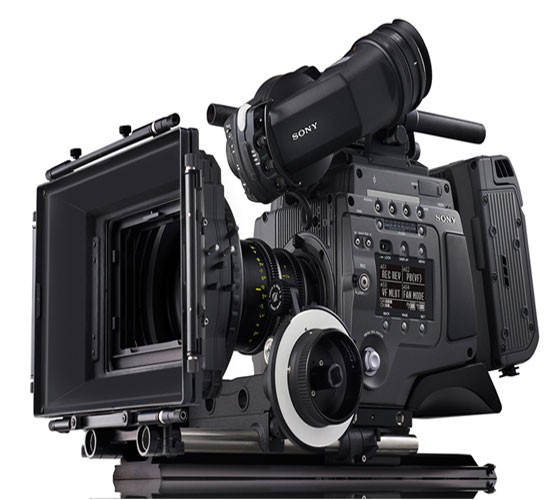 6. F65 CineAlta - máy quay phim "khủng long" 4K của Sony Giá bán: 65 nghìn USD Được giới thiệu lần đầu tiên tại NAB Show, chiếc máy quay "khủng long bạo chúa" của Sony cuối cùng cũng đã bắt đầu cho phép đặt hàng với một mức giá phù hợp cho kích thước và những tính năng mà nó sở hữu - 65 ngìn USD, tương đương 1,3 tỷ đồng. F65 CineAlta được trang bị cảm biến hình ảnh 8K Super 35mm CMOS với khoảng 20 megapixel, có khả năng đạt tới 72fps ở độ phân giải 4K (4096 x 2160) hoặc 120fps ở độ phân giải full HD (1920x1080). Ngoài ra, thành viên mới nhất của gia đình CineAlta cũng đầy tự hào khi đi kèm đầu ra 16-bit RAW với băng thông 19Gbps ở độ phân giải 4K và kết nối WiFi cho phép người dùng thao tác thoải mái từ những chiếc máy tính bảng thời thượng.