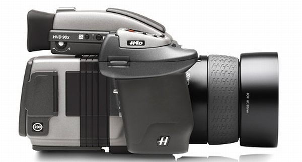 7. Hasselblad H4D-200MS Giá bán : 45 nghìn USD Hãng sản xuất máy ảnh chuyên dụng Hasselblad đã giới thiệu một bản nâng cấp cho H4D là H4D 200MS với độ phân giải được tăng từ 50MP của bản thường lên 200 triệu điểm ảnh! Nếu bạn đang sở hữu một chiếc H4D cũ thì hãng sẵn sàng nâng cấp cảm biến với giá khoảng 10 nghìn USD hoặc bạn sẽ phải bỏ ra 45 nghìn USD để mua 1 chiếc máy mới. Thật ra thì độ phân giải gốc của H4D 200MS không phải là 200MP mà hãng đã dùng công nghệ riêng để kết hợp 6 tấm ảnh 50MP thành 200MP nhằm đạt độ chi tiết cao nhất. Tất nhiên, những máy ảnh medium format thế này không được tạo ra để chụp ảnh hình ảnh chuyển động với tốc độ cao nên bạn không phải lo về tính năng chụp 200MP.