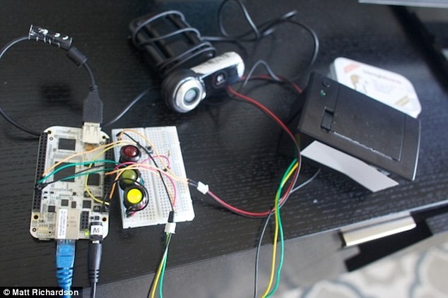 Descriptive Camera còn sử dụng một webcam USB và một máy in nhiệt lắp bên trong để gửi dữ liệu đến Amazon Mechanical Turk thông qua Ethernet