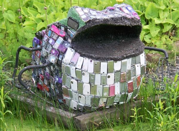 Chú ếch này là một trong nhiều tác phẩm tái chế tại show điêu khắc nghệ thuật từ nguyên liệu tái chế diễn ra vào năm 2009 ở London