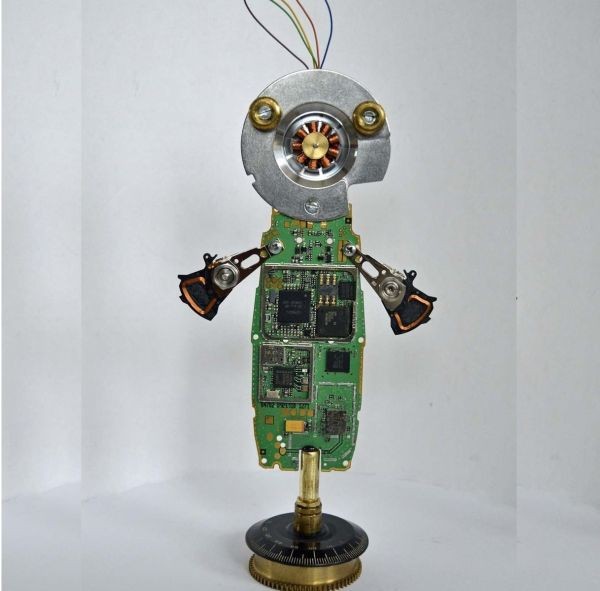 Chú robot làm từ ổ đĩa và các bảng vi mạch