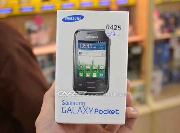 Galaxy Pocket là chiếc điện thoại thông minh mới nhất chạy hệ điều hành Android 2.3 của Samsung, máy có giá bán cực kỳ hấp dẫn khoảng 2,8 triệu đồng. Sản phẩm này từng được Samsung giới thiệu tại triển lãm MWC 2012 diễn ra hồi tháng 2 tại Barcelona, Tây Ban Nha.