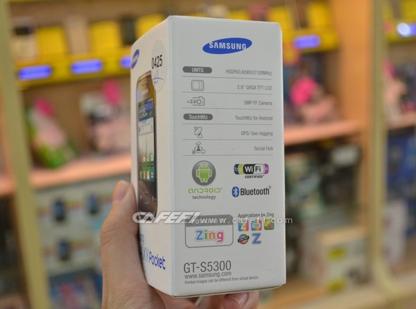 Ngoài ra, Galaxy Poceket được trang bị camera 2 Megapixel ở mặt sau. Máy có kích thước 103,7 x 57,5 mm, dày 12 mm và chỉ nặng 97gr. Giống như Galaxy Y, máy được cài đặt sẵn các bộ ứng dụng Việt hóa của Zing gồm Zing Me, Zing News, Zing Games và Zing MP3.