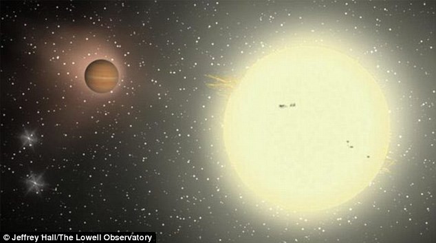 2. Hành tinh lớn nhất Hành tinh lớn nhất TrES-4 có kích thước to gấp 1,7 lần hành tinh khổng lồ nhất trong hệ mặt trời là sao Mộc. Hành tinh này cũng là một ứng viên sáng giá cho vị trí hành tinh “kì lạ nhất” vì nó nhẹ như phao và có thể kéo theo không khí xung quanh như cái đuôi của sao chổi. Georgi Mandushev thuộc Đài quan sát Lowell tại Arizona cho biết: “ Mật độ trung bình của hành tinh này chỉ khoảng 0,2 g trên 1cm khối và chỉ như loại gỗ nhẹ balsa. Và vì lực kéo của hành tinh này tương đối yếu so với bầu khí quyển nên không khí tạo thành cái đuôi phía sau giống như sao chổi”.