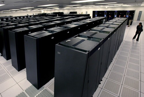 Sequoia thuộc dòng Q trong series Blue Gene, một dự án do IBM lập ra để xây dựng các siêu máy tính với sức mạnh xử lí petaflops và tiêu thụ ít điện năng. Thomas D'Agostino, quản trị của Trung tâm An ninh Hạt nhân Quốc gia (NNSA) cho biết Sequoia là đại diện cho sự đi đầu của Mỹ trong việc phát triển hệ thống máy tính năng suất cao. Những gì Sequoia tính được trong một giờ tương đương với việc tính tay của 6,7 tỉ người trong 320 năm liên tục không nghỉ. Sequoia nhanh hơn siêu máy tính . Nếu so sánh với mẫu siêu máy tính CM-5/1024 do Thinking Machines sản xuất vào năm 1994, Sequoia nhanh hơn tới 273.930 lần. Một chuyên gia của Mỹ cho biết, đối với một phép tính Thinking Machines cần ba ngày để giải thì Sequoi chỉ mất chưa đầy một giây".