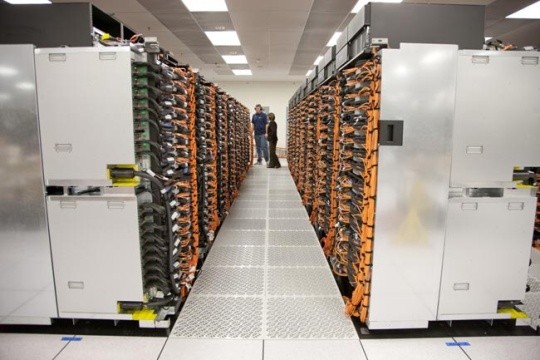 Sequoia bao gồm 96 rack tổ hợp từ 98.304 máy tính nhỏ (compute node) được kết nối với nhau và hiện lắp đặt tại Phòng thí nghiệm quốc gia Lawrence Livermore, trực thuộc Bộ năng lượng Hoa Kì. Sequoia sẽ giúp mô phỏng các thử nghiệm để hỗ trợ việc kéo dài tuổi thọ cho vũ khí hạt nhân mà không cần phải thử nghiệm thực tế trong lòng đất.