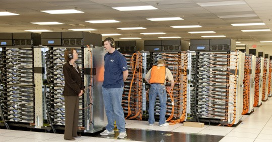 Siêu máy tính của IBM có tốc độ tính toán là 16,32 petaflop, trong khi K Computer chỉ là 10,51 petaflops, tức nhanh hơn 1,55 lần . Để vận hành, cỗ máy này cần 7,9 megawatt điện, thấp hơn so với công suất 12,6 megawatt của K Computer. Nó có 1,6 triệu nhân xử lí, bộ nhớ 1,6 petabyte và chiếm một diện tích là 280 mét vuông. Những CPU dùng trong Sequoia được sản xuất dựa theo kiến trúc Power Architecture trên tiến trình 45nm.