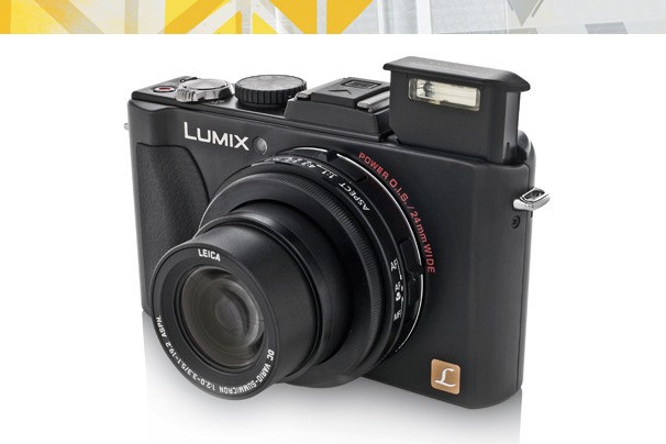 1. Camera 400 USD tốt nhất: Panasonic Lumix DMC-LX5 Panasonic Lumix DMC-LX5 kết hợp ống kính F2.0 với tốc độ lấy nét nhanh như chớp. LX5 cho phép chỉnh tay cả khi chụp hình và quay phim. Chế độ macro có thể cho phép bạn chụp cận cảnh với ống kính gần như chạm vào đối tượng, tốc độ lấy nét nhanh, các phím được bố trí thuận lợi và tiện dụng. Mặt sau máy là màn hình LCD 3 inch để xem trước hình ảnh. Xét về tính năng chỉnh tay, khó có thể tìm được chiếc máy ảnh ống kính liền có thể qua mặt được LX-5. Do sản phẩm đã phát hành được một thời gian dài, bạn có thể mua LX-5 với giá dưới 400 USD.