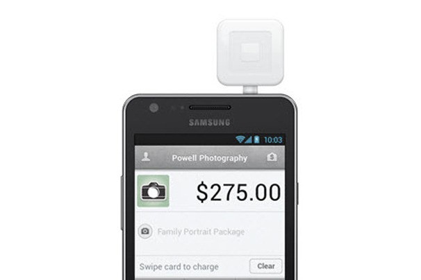 12. Thiết bị thanh toán The Square Card Reader là một thiết bị nhỏ gọn, có thể kết nối bằng cổng tai nghe giúp bạn thanh toán thẻ tín dụng thông qua điện thoại