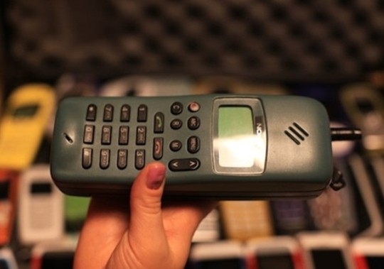 1. Nokia 1011 Đây là mẫu di động đầu tiên trên thế giới dùng mạng GSM được sản xuất hàng loạt. Không thành công về bán hàng nhưng Nokia 1011 mang tầm quan trọng đặc biệt trong lịch sử. Trình làng ngày 10/11/1992 (nên có tên mã Nokia 1011), chú dế sở hữu màn hình đơn sắc, hỗ trợ nghe gọi hoặc gửi tin nhắn.
