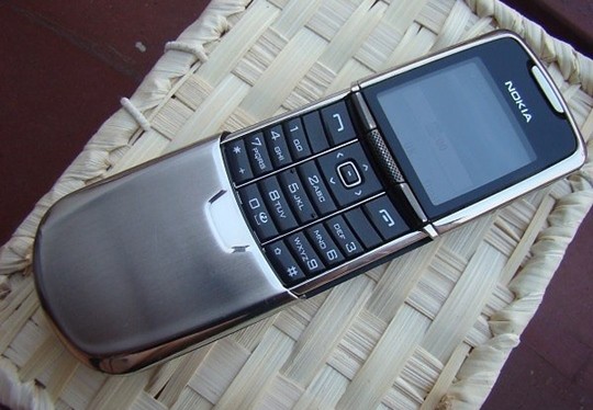 10. Nokia 8800 Xuất xưởng năm 2005, Nokia 8800 trang bị lớp vỏ hoàn toàn bằng kim loại và mở đầu xu hướng điện thoại cao cấp của Nokia. Hầu hết người dùng chỉ biết ngắm nhìn mà không đủ tiền sắm Nokia 8800.
