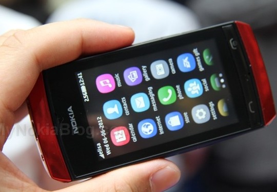 12. Nokia Asha 306 Được giới thiệu vào đầu tháng 6/2012, Nokia Asha 306 cung cấp trải nghiệm tương tự smartphone trong một thiết bị đơn giản và mức giá phải chăng. Chú dế gồm màn hình cảm ứng điện trở rộng 3 inch, camera 2MP, kết nối Wi-Fi, Bluetooth 2.1 và khe cắm microSD tối đa 32GB.