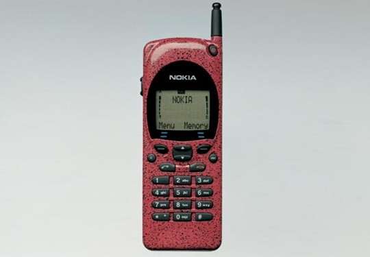 2. Nokia 2110 Nokia 2110 đặc trưng với danh bạ 99 số và phím điều hướng 2 chiều. Đoạn nhạc chuông phỏng theo giai điệu ghi-ta Tây Ban Nha do huyền thoại Francisco Tarrega sáng tác cũng xuất hiện lần đầu trên Nokia 2110 và được cài mặc định cho mọi dòng máy sau này.