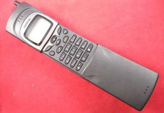 3. Nokia 8110 Trình làng năm 1998, Nokia 8110 là chiếc điện thoại Nokia đầu tiên có thiết kế trượt và góp mặt trong phim Ma trận. Model sở hữu kiểu dáng quả chuối bắt mắt nhưng thiếu loa ngoài và danh bạ chỉ 125 số.