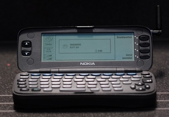 4. Nokia 9000 Communicator Nokia chủ định thiết kế 9000 Communicator theo xu hướng thiết bị nhắn tin (bàn phím QWERTY). Chú dế đi tiên phong trong những sản phẩm mang âm hưởng gần giống smartphone hiện đại.