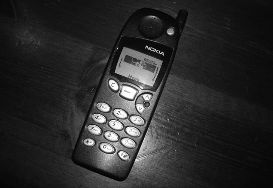 5. Nokia 5110 Sản phẩm đánh dấu thời kỳ hoàng kim của Nokia, bao gồm nhiều màu sắc khác nhau và gắn liền với trò chơi rắn săn mồi lừng lẫy. Nokia 5110 có thiết kế lớn, mạnh mẽ và hoạt động tuyệt vời, thậm chí vẫn chạy tốt sau 20 năm.