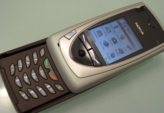 6. Nokia 7650 Lên kệ năm 2002, Nokia 7650 chứng minh một chiếc di động cũng có thể chụp hình chẳng kém ai. Đây là sản phẩm đầu tiên tích hợp camera và hệ điều hành Symbian phiên bản 6.1 hấp dẫn.