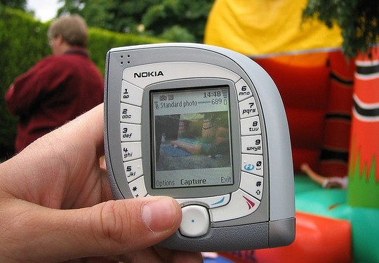 7. Nokia 7600 Nokia 7600 đánh dấu xu hướng thời trang với phong cách hình giọt nước, bàn phím được bố trí xung quanh màn hình. Tuy nhiên, dân mạng thường gọi Nokia 7600 bằng cái tên “tai heo” chẳng dễ thương chút nào.