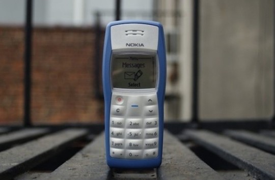 8. Nokia 1100 Đây là chú dế phổ biến nhất hành tinh với hơn 250 triệu chiếc bán ra, trở thành phương tiện giao tiếp tuyệt vời và giúp nhiều người được tiếp cận điện thoại di động hơn bất kỳ thiết bị nào khác. Mobile chỉ sở hữu tính năng nghe gọi nhắn tin hết sức đơn giản.