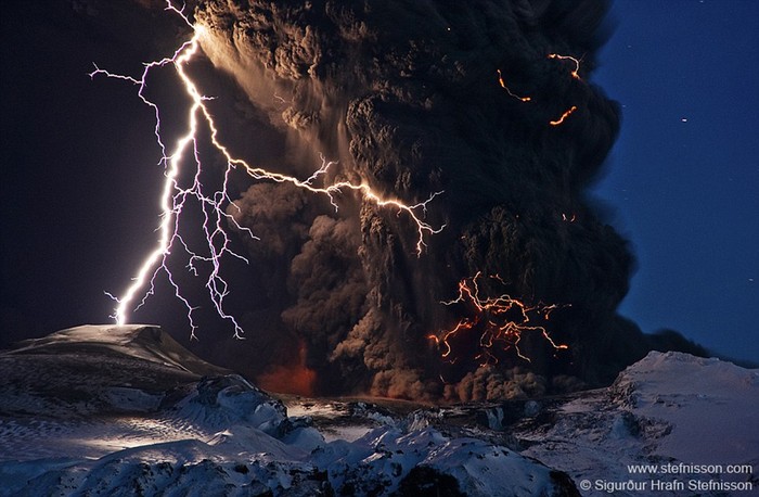 Tia sét lóe sáng trong đám tro bụi trong trận núi lửa phun trào ở sông băng Eyjafjallajokull, Iceland. Đây là đợt phun trào gây ảnh hưởng rất lớn cho các hãng hàng không châu Âu