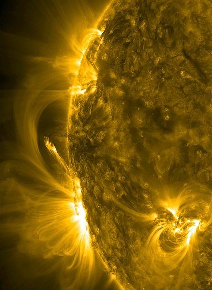2. Bữa tiệc ánh sáng. Những dải hồ quang và từ trường phát ra từ mặt trời vẫn được ghi lại trong một đoạn video tại đài quan sát olar Dynamics Observatory (SDO) của NASA vào ngày 23 và 24 tháng 7