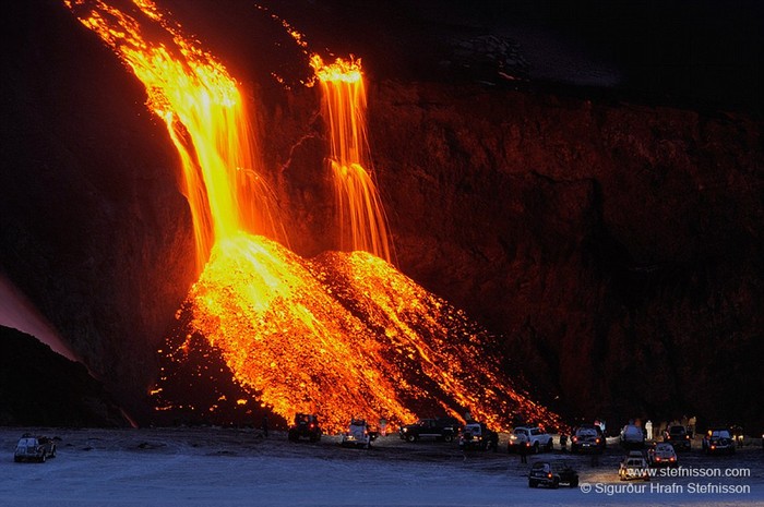 Dung nhan nóng đỏ chảy xuống từ một thác dung nhan nhỏ trước khi phun trào tro.