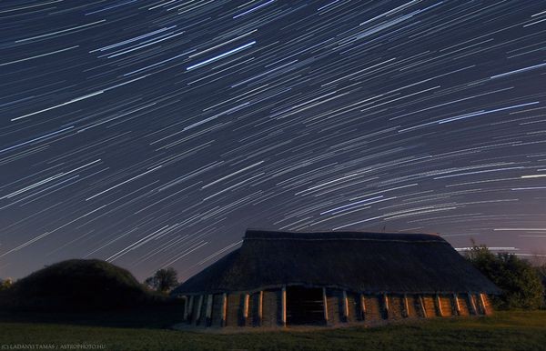 3. Mưa tím. Những vệt sao- kết quả của quá trình tác động môi trường và quỹ đạo trái đất- thắp sáng bầu trời đêm tại công viên khảo cổ Szazhalombatta, Hungary trong bức ảnh vừa được đệ trình vào dự án khoa học- giáo dục mang tên “The World at Night” (TWAN)