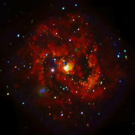 4. Thiên hà xoắn ốc M83 giống như một vòng hoa lớn là một trong những hình ảnh chụp bằng tia X lôi cuốn nhất được NASA hé lộ vào 30/7