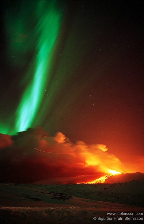 Bắc cực quang thắp sáng bầu trời đêm phía trên ngọn núi lửa Mount Hekla đang phun trào dữ dội vào năm 1991. Đây được tạp chí National Geographic lựa chọn là một trong 100 bức ảnh nổi bật nhất vào năm 2001.
