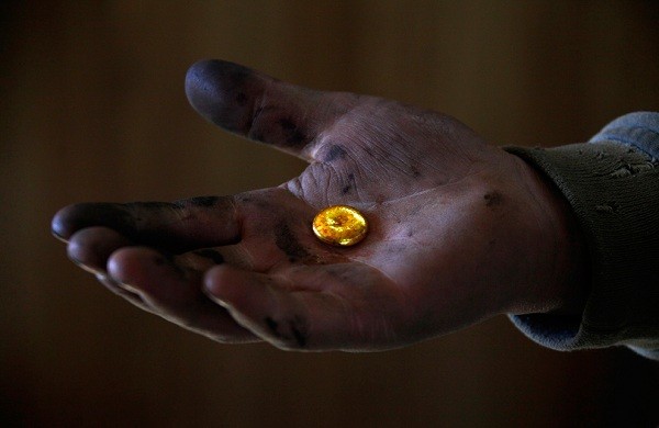 Mông Cổ là quốc gia có nguồn vàng khoáng sản chưa được khai thác lớn nhất thế giới. Hình ảnh một người thợ mỏ với chút vàng ông vừa khai thác được ở khu vực phía Bắc Ulan Bator. (Ảnh: David Gray).