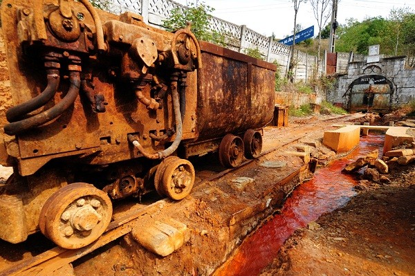 Dòng nước bị ô nhiễm chảy ra từ một mỏ vàng ở Rosia Montana, Romania. Nguồn nước ô nhiễm đã khiến rất nhiều cư dân sinh sống quanh đây mắc bệnh hiểm nghèo. (Ảnh: Daniel Mihailescu).
