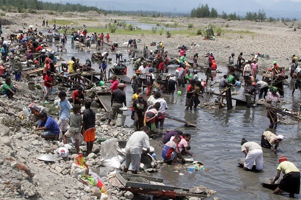 Người dân làng Papua đang tụ tập tại dòng sông này hòng mong kiếm được chút vàng sau khi nghe tin đường ống dẫn từ mỏ khai thác khổng lồ ở Kwamki Lama, Indonesia bị rò rỉ. (Ảnh: Tjahjono Eranius).