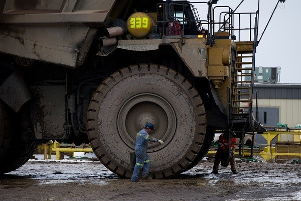 Hình ảnh một công nhân cơ khí làm việc trên chiếc xe tải khai thác tại các mỏ khai thác của công ty Newmont ở phía Tây của Trend Carlin Elko, Nevada. (Ảnh: David Paul Morris).