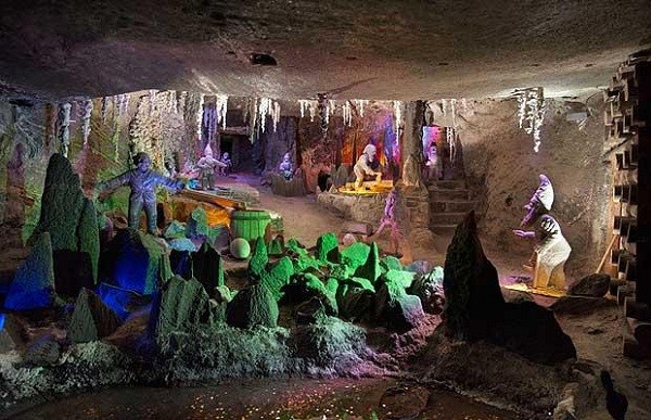 Qua nhiều thế kỷ, các thợ mỏ đã thiết lập nên được các tác phẩm điêu khắc của muối mỏ tự nhiên. Lịch sử ghi lại, vào khoảng 20 triệu năm trước, khu vực Wieliczka còn là biển, với những hang động tự nhiên. Do kiến tạo của vỏ Trái đất, khu vực này dần trở thành đất liền và muối ở biển đã được tích tụ trong những hang động và các khe ngầm tạo thành mỏ muối.