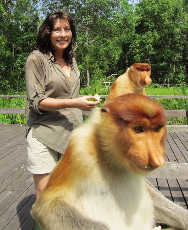 Người chụp những bức hình cho chương trình “Freaks and Creeps” , nhà động vật học Lucy Cooke chơi đùa cùng khỉ mũi to