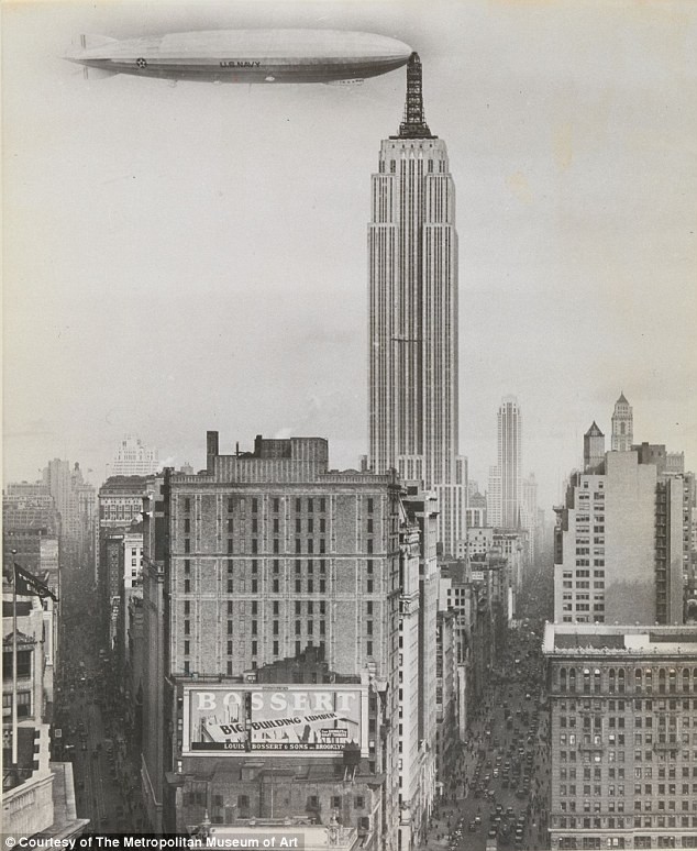 Dirigible Docked on Empire State Building, năm 1930