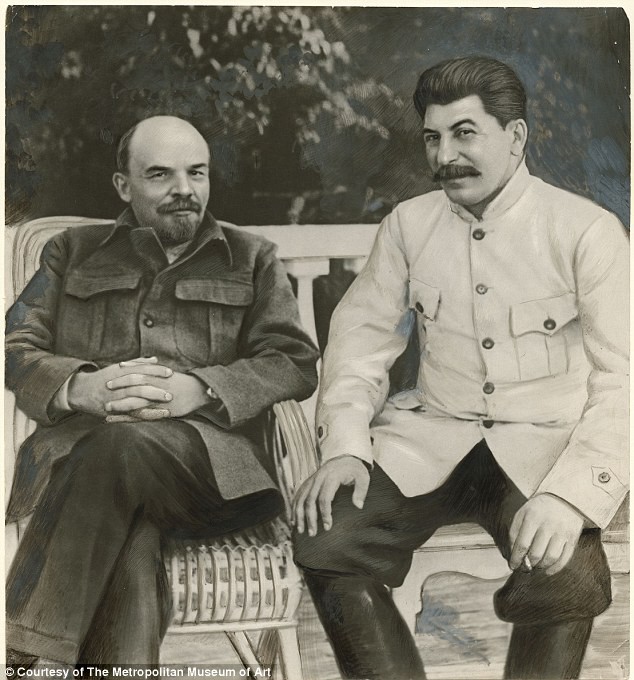 Bức ảnh chụp hai nhà lãnh đạo Liên Xô Lenin và Stalin, năm 1949