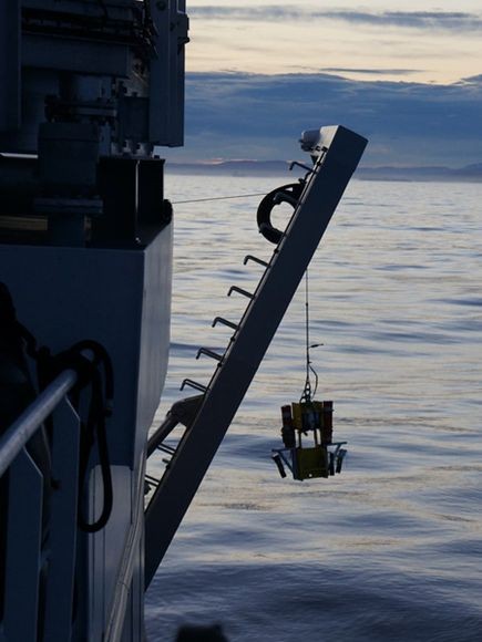 SHRIMP, một thiết bị được gắn hai máy quay video dưới nước đang được đưa xuống đáy biển bên cạnh con tàu R/V Falkor vào ngày 11/8, một tháng sau khi phát hiện ra xác tàu chìm để xác nhận những hình ảnh sóng âm thu được là có thật.