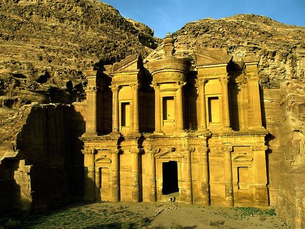 Petra, Tây Nam Jordan Nằm trên sườn núi Hor của Jordan, Petra nổi tiếng vì công trình kiến trúc kỳ lạ tạo ra bởi đền đài, lăng tẩm, nhà hát… được khắc sâu vào vách đá. Thành cổ nằm giấu mình trong dãy núi đá đỏ này là một tàn tích thực sự làm say đắm lòng người với hàng trăm lăng mộ được chạm khắc tinh vi trên vách đá. Sự pha trộn giữa kiến trúc phương Đông truyền thống và Hy lạp cổ của tàn tích được thể hiện rõ nét qua ngôi đền thờ từ thế kỷ 13, tu viện Ad Deir và ngôi đền mang tên kho báu Al Khazneh.