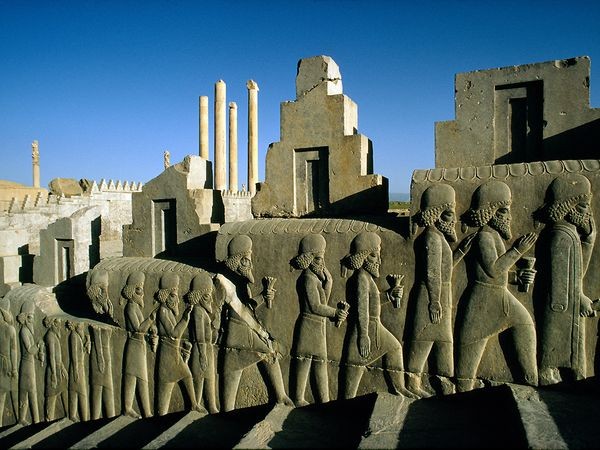 Persepolis, Iran Thành phố cổ Persepolis của Iran thời hiện đại là một trong 4 thủ đô của đế chế Ba Tư phát triển rực rỡ. Được xây dựng khoảng năm 520 trước CN, thành phố này là biểu tượng cho sự giàu có của đế chế Ba Tư, với nền kiến trúc to lớn, công trình xa hoa với vàng bạc và các tác phẩm điêu khắc tuyệt đẹp (như hình trên). Đế chế Ba Tư kéo dài từ năm 550 trước CN đến năm 330 sau CN, khi Alexander Đại đế lật đổ triều đại cầm quyền Archaemenid và thiêu hủy Persepolis thành đống tro tàn.